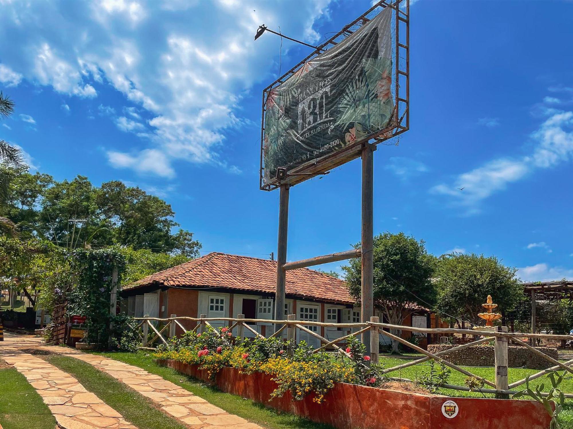 Ranchos 30 Hotel Fazenda Hidrolandia  Exterior photo